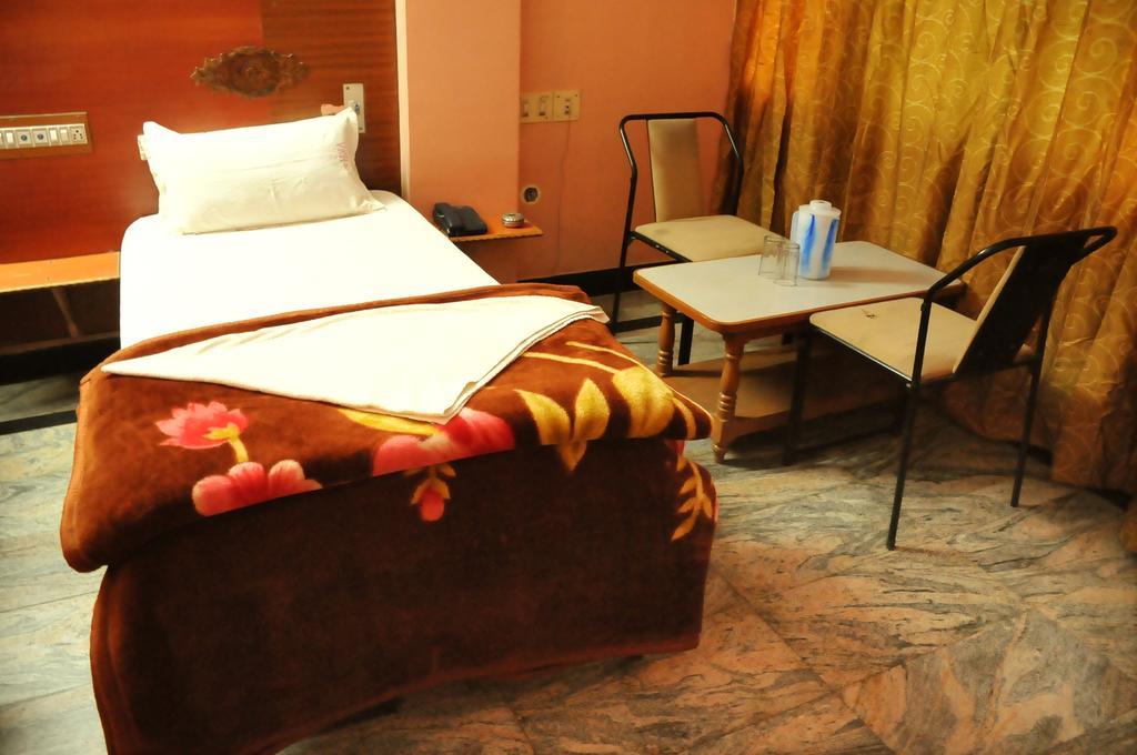 V.K.Residency Hotel Tirupati Luaran gambar